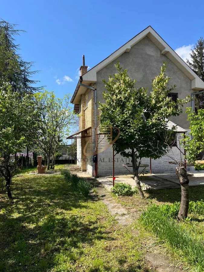 Uknjižena kuća sa pomoćnim objektima i voćnjakom - photo 2