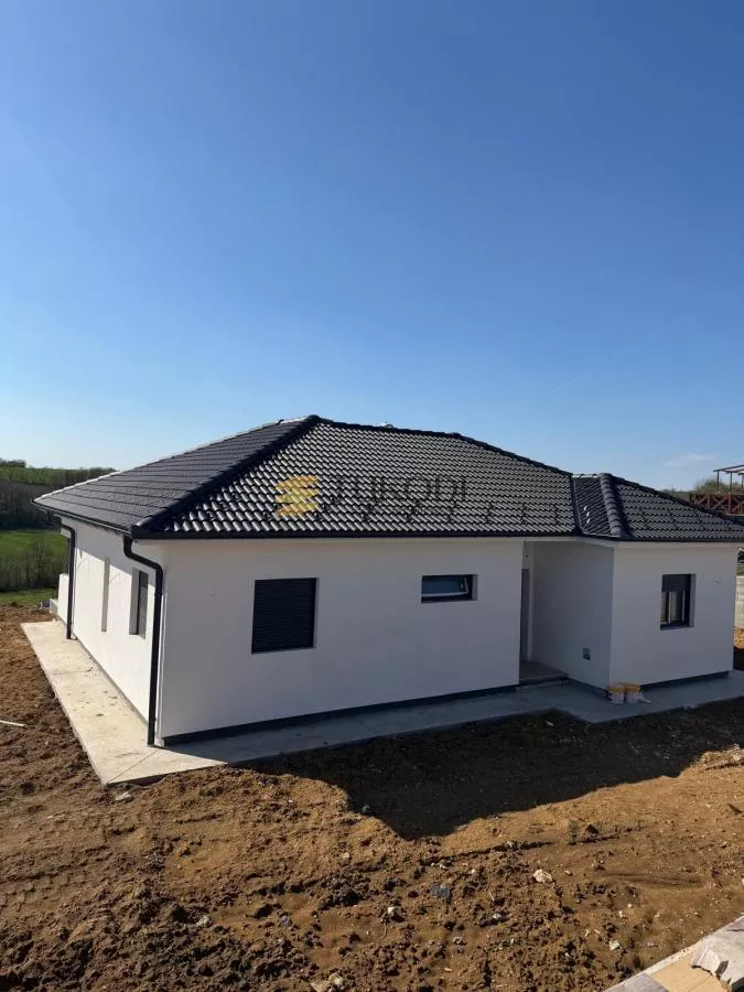 Građevinsko zemljište 12.546 m² sa novom kućom – Rogača, Sopot - slika 1