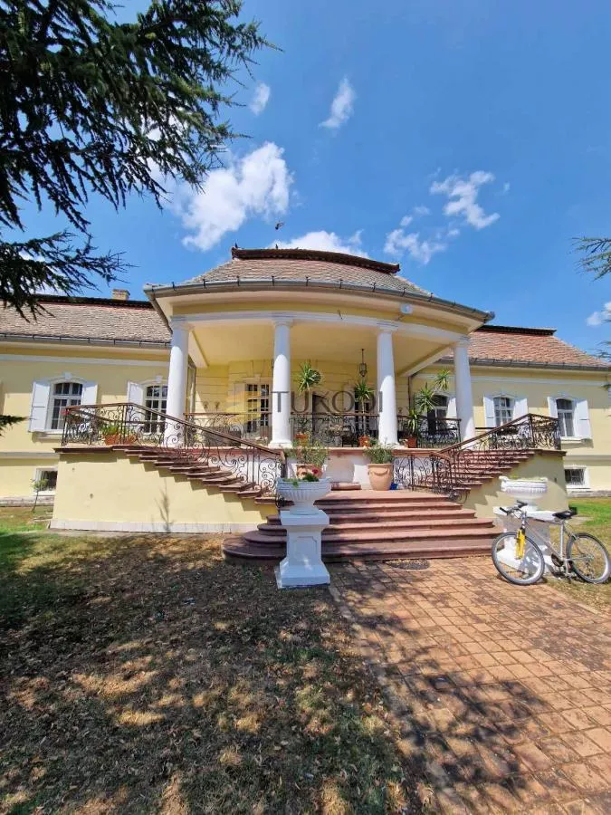 Dvorac Schulhoff and Winery - photo 1