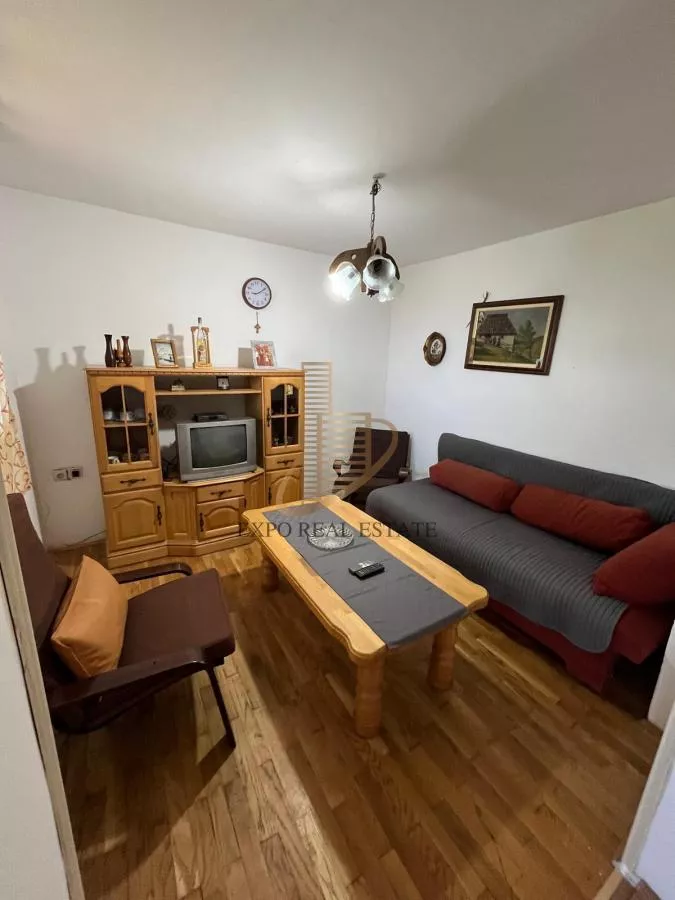 Uknjižena kuća sa pomoćnim objektima i voćnjakom - photo 4