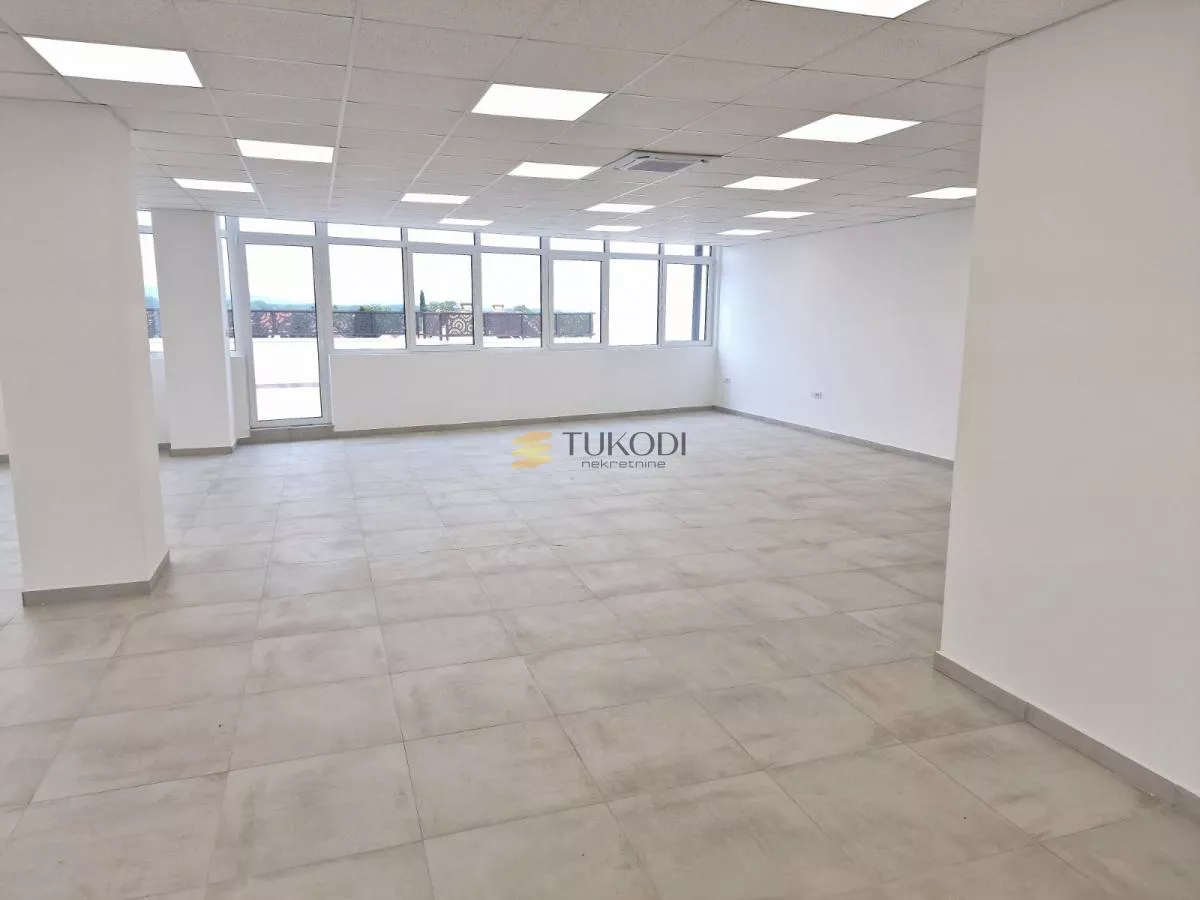 Poslovni prostor u dve etaže od 930m2 - slika 1