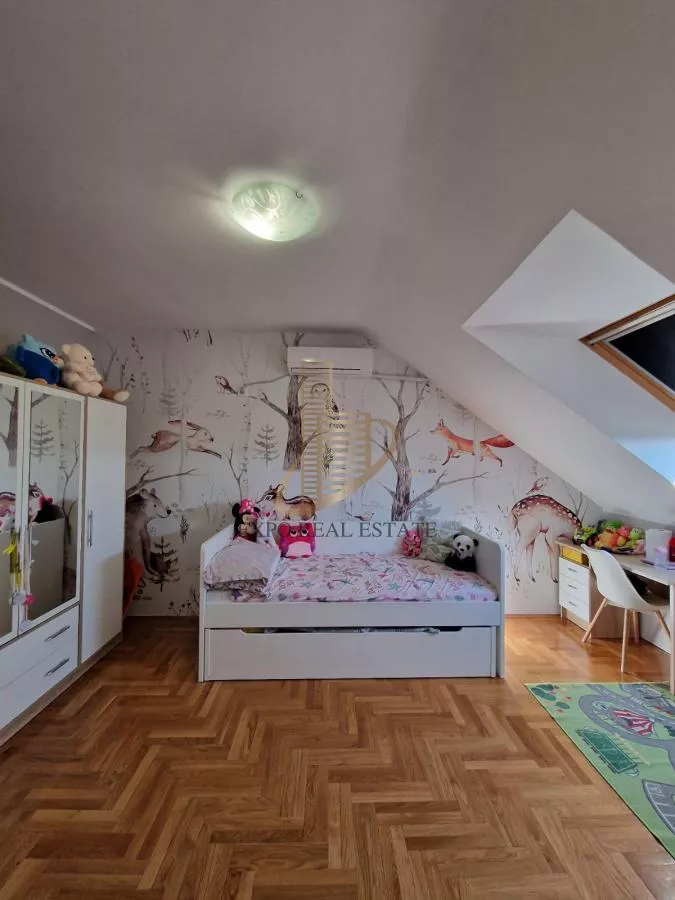 Izuzetan duplex od 120m2+60m2 terase -Nova Detelinara - slika 9
