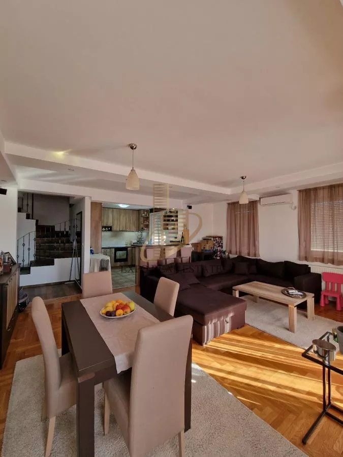 Izuzetan duplex od 120m2+60m2 terase -Nova Detelinara - slika 1