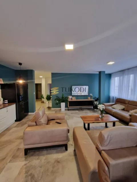 Izdavanje 4,0 stan od 145m2 - Telep