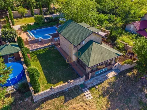 LUX vila sa bazenom